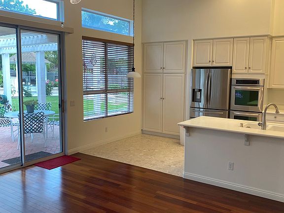 5th image of 987 Windridge Cir