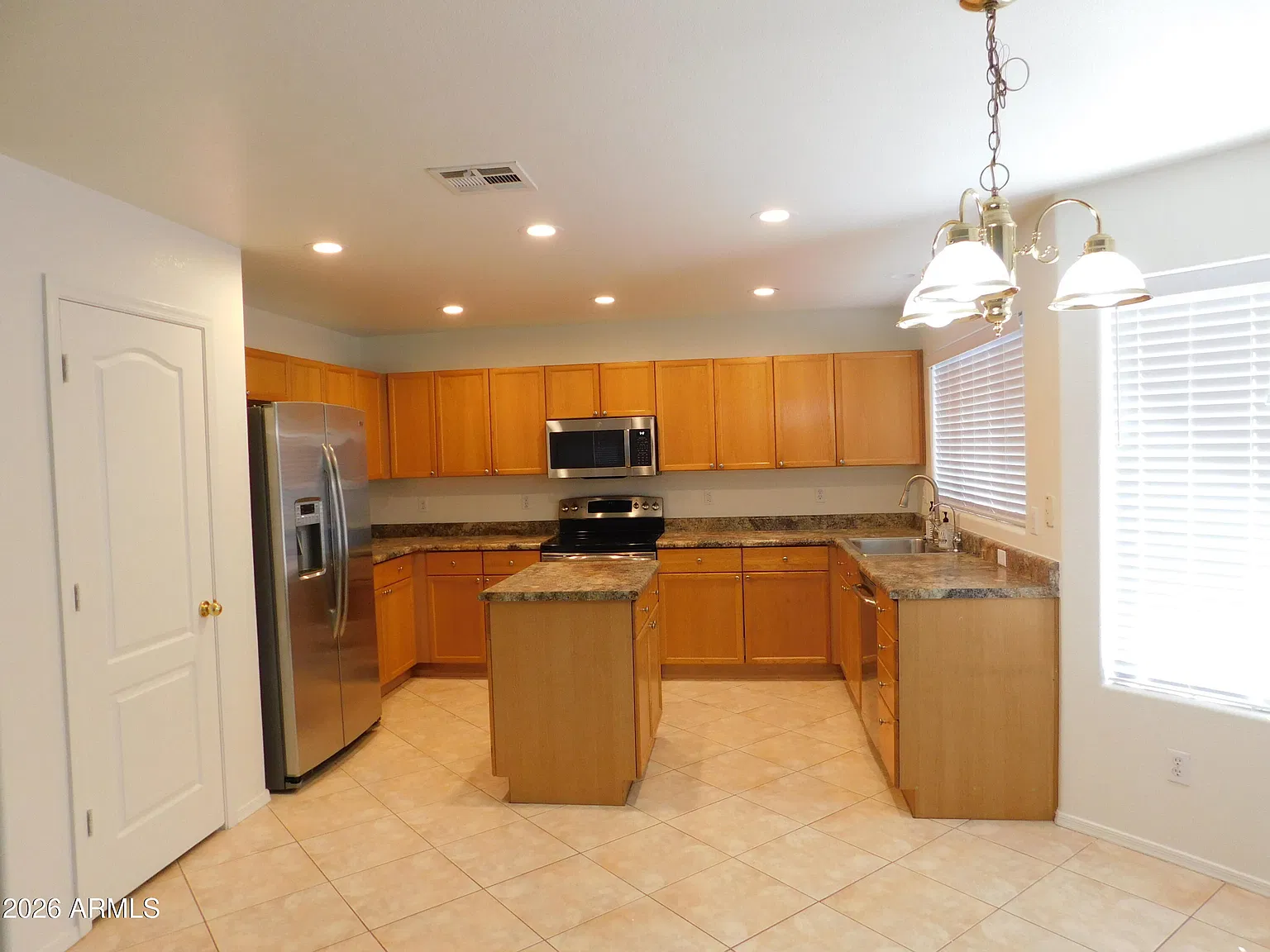 3 bed, 2.5 bath, 2305 sqft, $2,600 — Photo 4