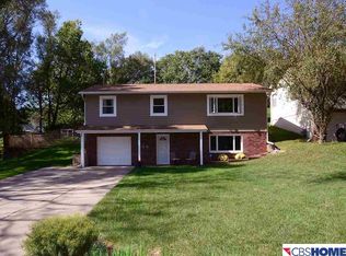 8104 N Ridge Dr, Omaha, NE 68112