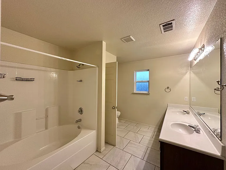2403 Lavender Ln — Photo 25