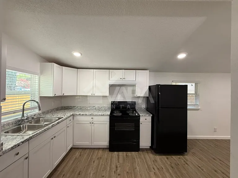 1026 Flanders Ave — Photo 5