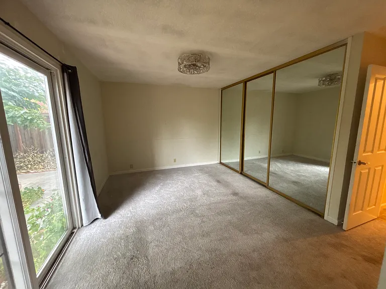 418 Aragon Pl — Photo 2