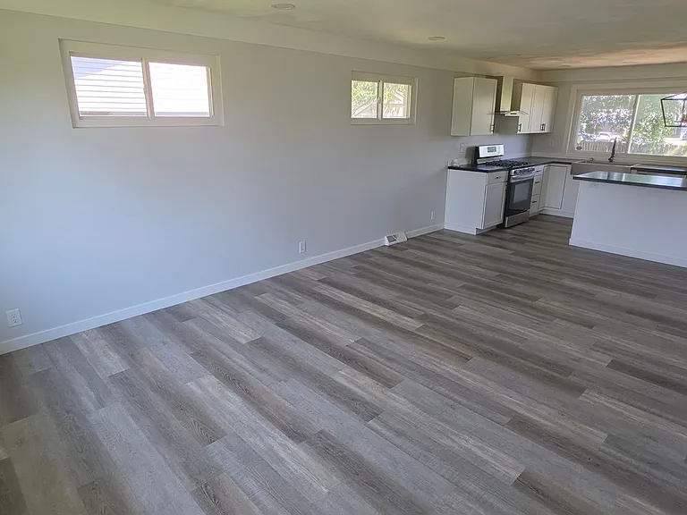 612 W Russ Ave — Photo 5