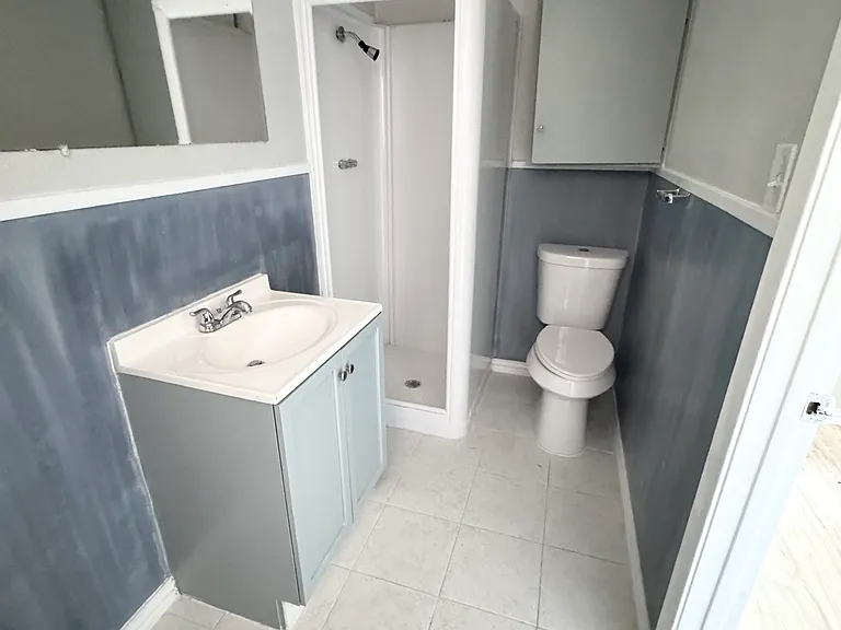 The insuite bathroom.
