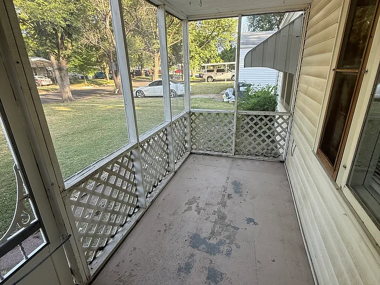 2207 S Green St — Photo 2