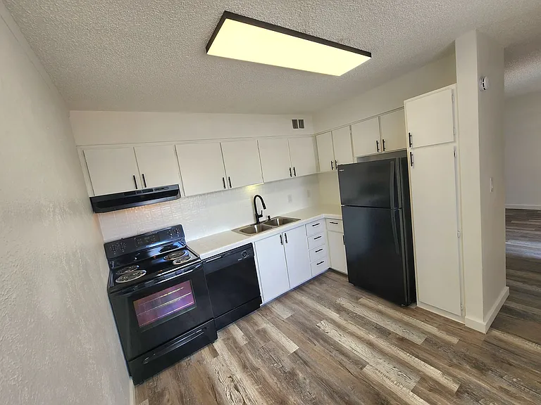 Park West Apartments — Photo 9