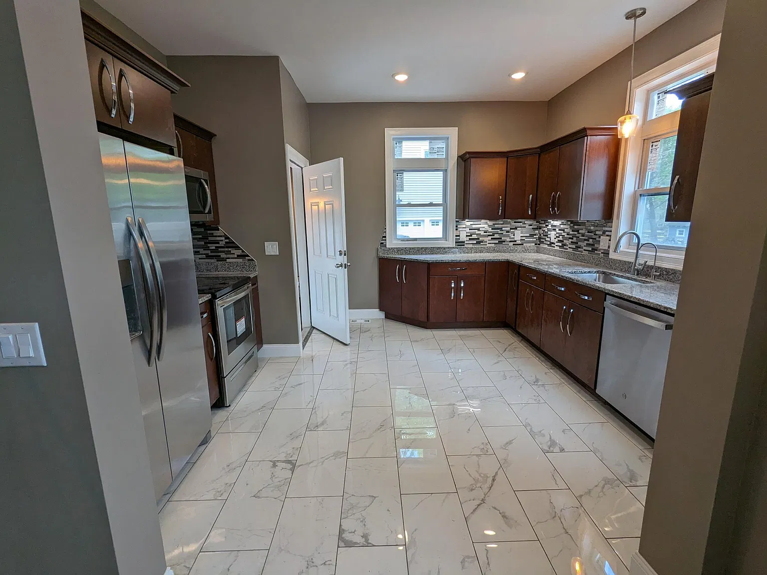 3 bed, 2000 sqft, $2,300 — Photo 4