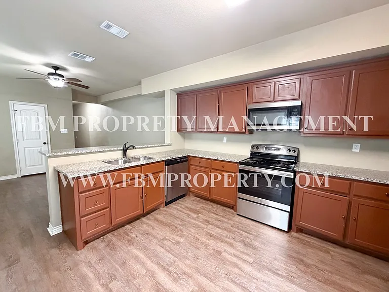 472 Pecan Hollow St — Photo 7