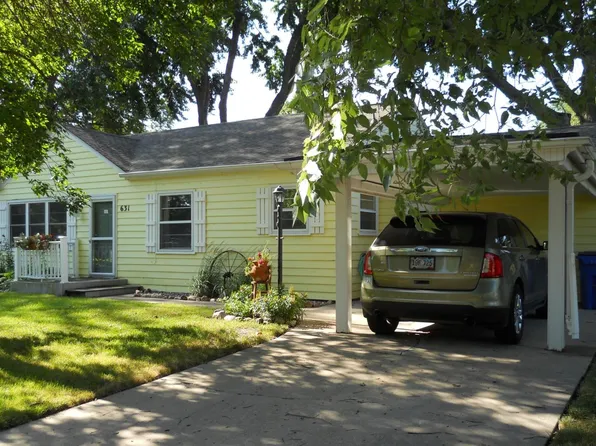 631 E Lewis St, Vermillion, SD 57069