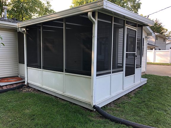 Screened in porch