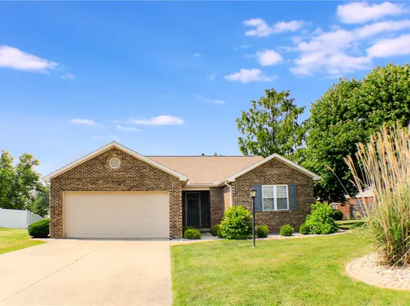 11 Copperfield Ln, Charleston, IL 61920
