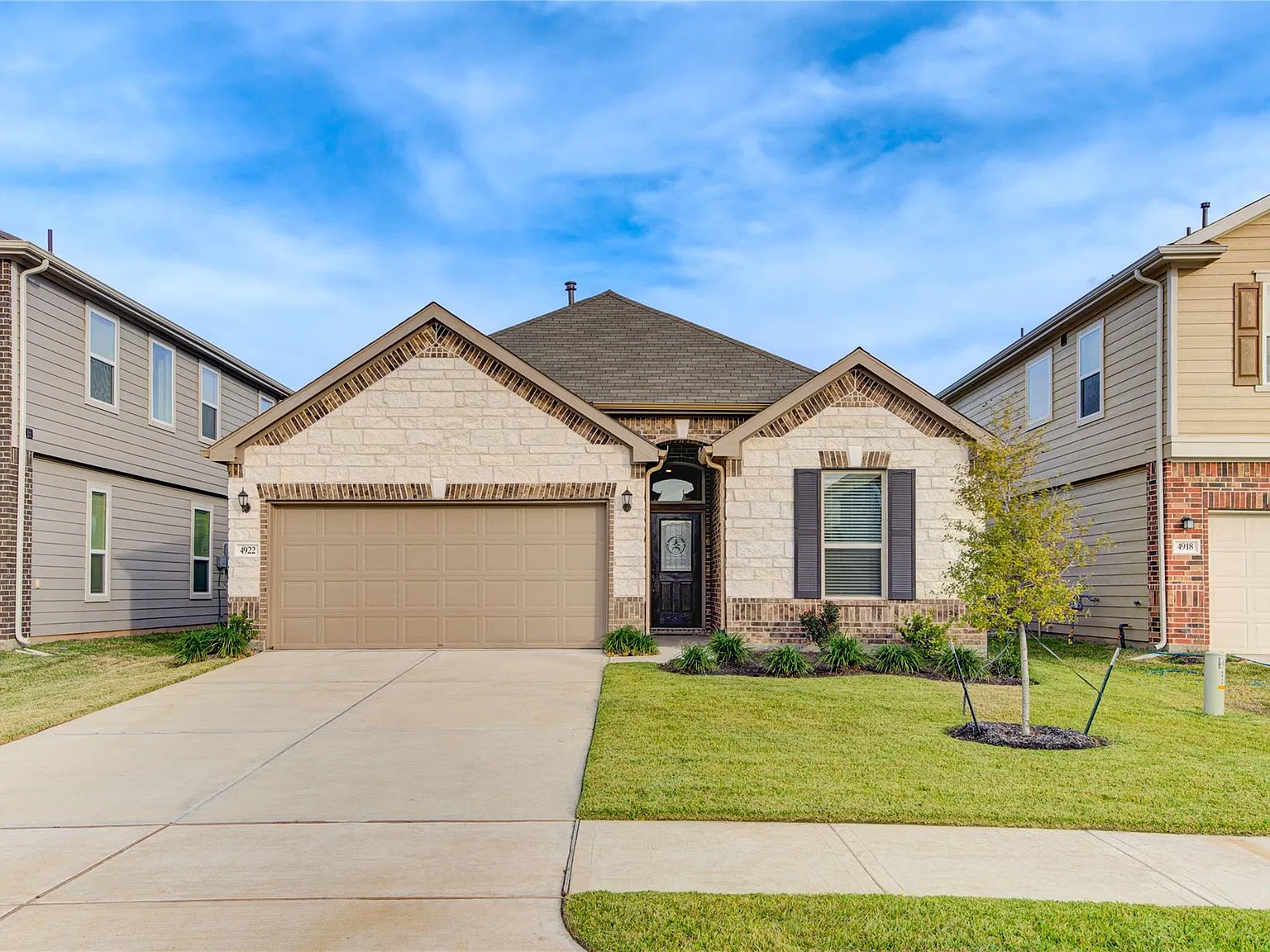 3 bed, 2.0 bath, 1999 sqft, $2,200 — Photo 2