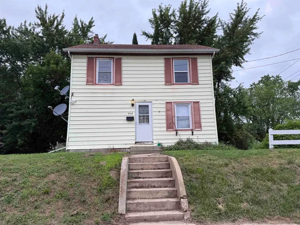 904 W Douglas St, Freeport, IL 61032