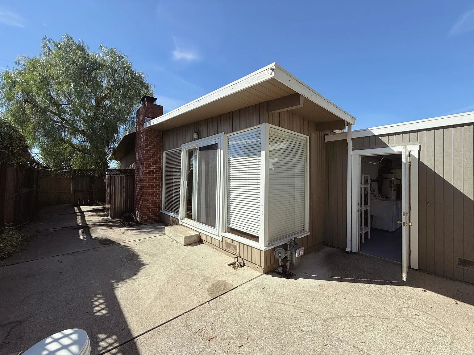 1652 Borden Street - 1 — Photo 4