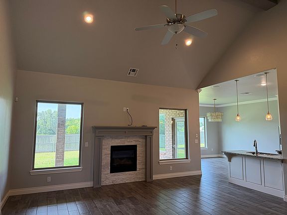 4th image of 2401 Belle Ct