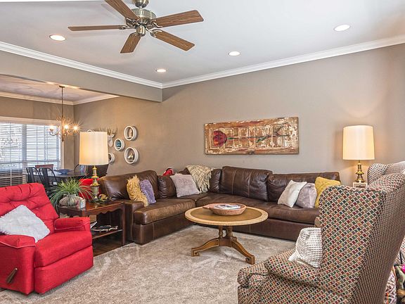 3rd image of 8 Silverleaf Ln