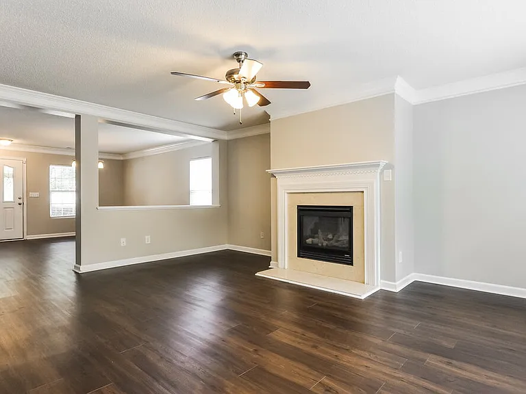 144 Georgetowne Dr — Photo 2
