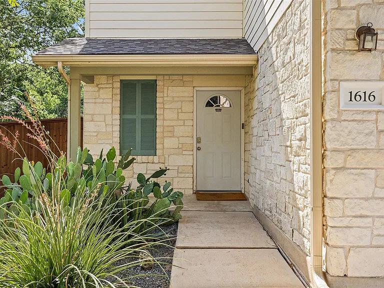 1616 Strickland Dr — Photo 2