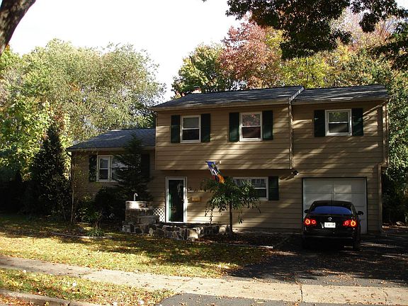 Charming 5BR 1.5BA Split-Level Home!