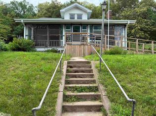 1711 Bluff St, Hamburg, IA 51640