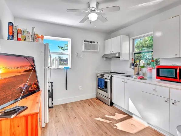 458 SW 9th St, Miami, FL