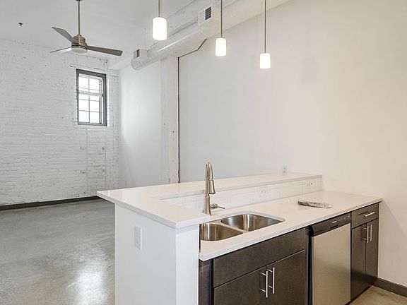 2nd image of 1809 E Franklin St #6104