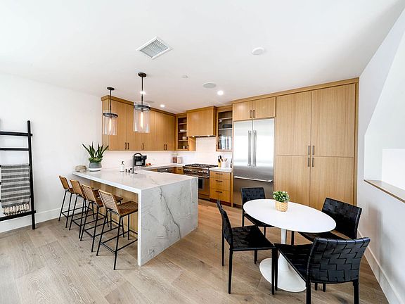 3rd image of 715 Narcissus Ave #2