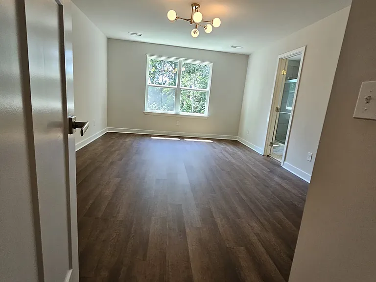53 Connaught Ct — Photo 10