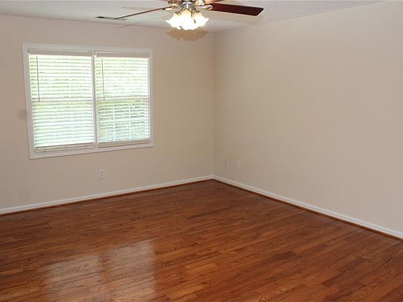 4th image of 184 Pine Dr
