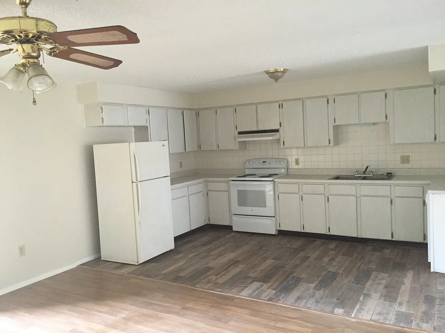 Spacious 4-Bedroom Townhouse — Photo 3