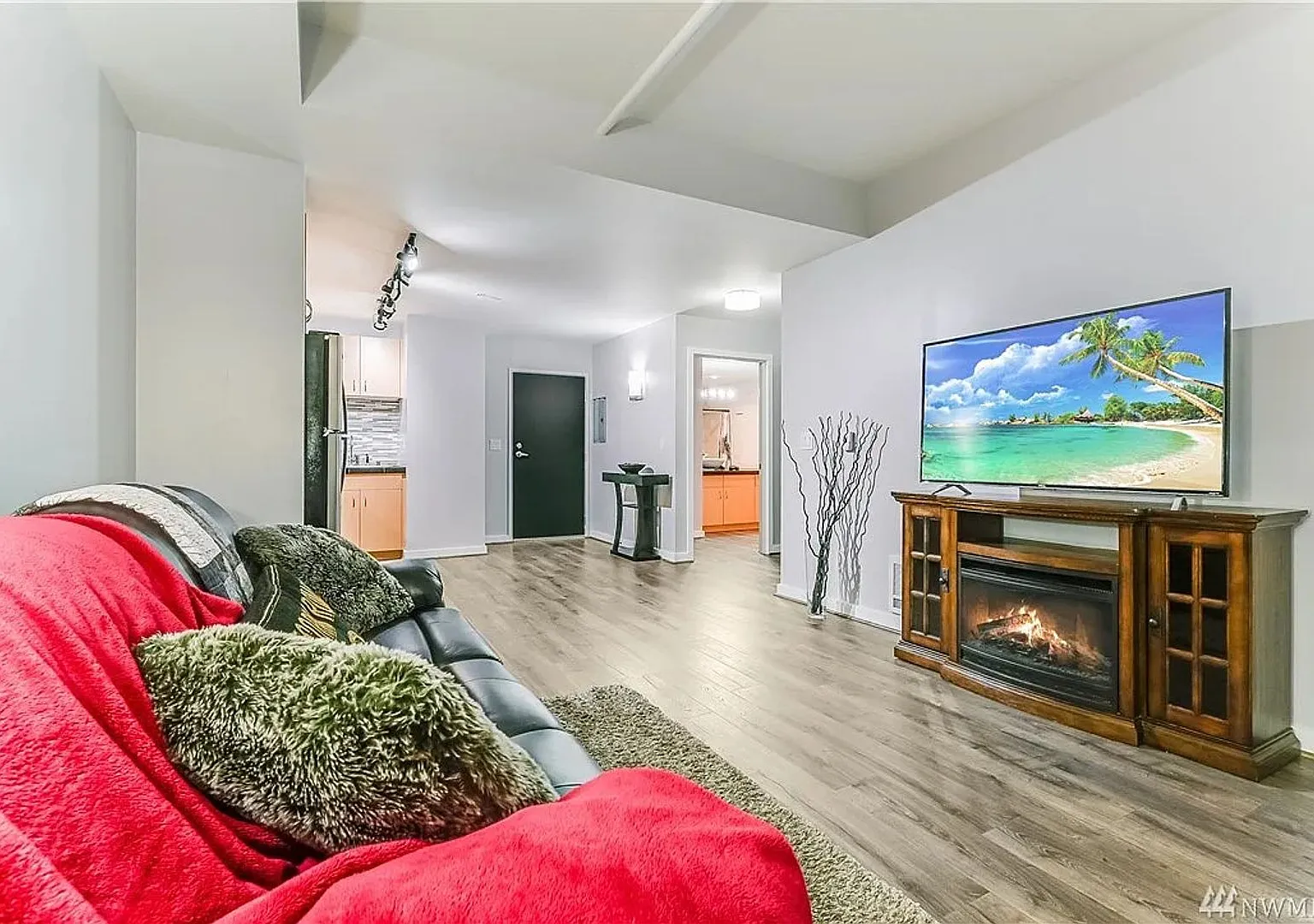 Welcome home to Capitol Hill - Close to all Seattle Offers secured Garage Parking Included — Photo 4