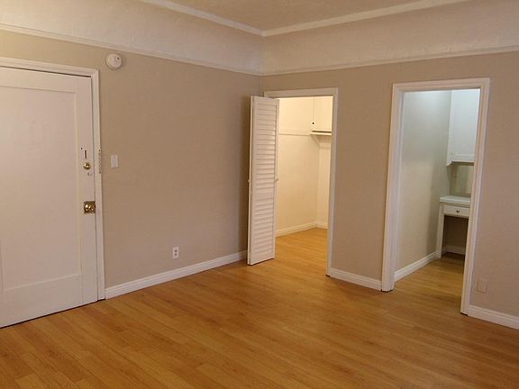2nd image of 112 S Manhattan Pl APT 6