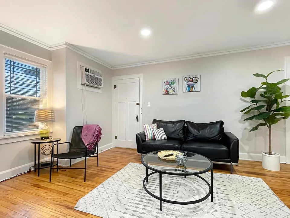 4009 University Ave #3