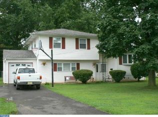 8 Autumn Ln, Ewing, NJ 08638