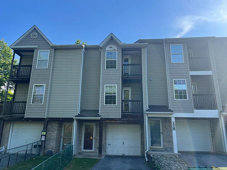 120 Clover Ct — Photo 2