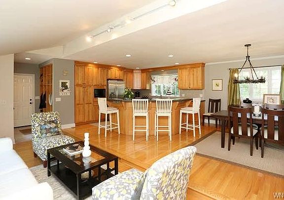 3rd image of 8 Orchard Hill Dr