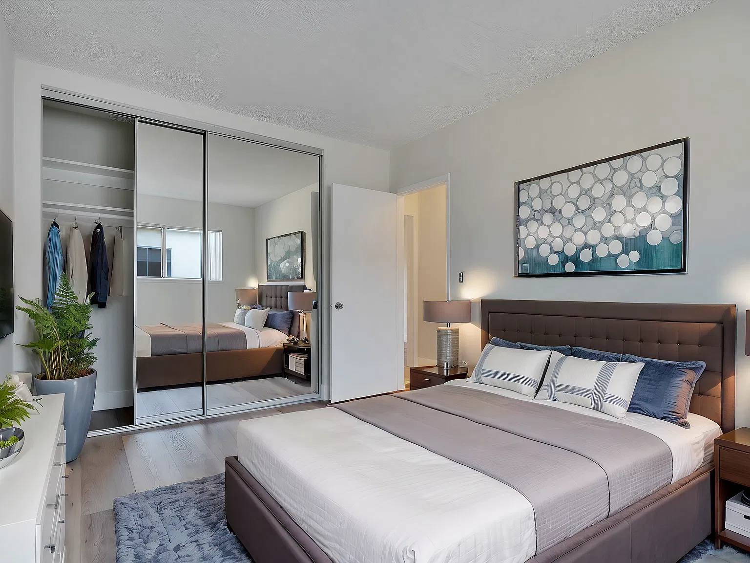 Spacious Santa Monica 2BR/2BA - 1,000 Sq Ft + Gated Parking. 2 Miles to the Beach — Photo 2