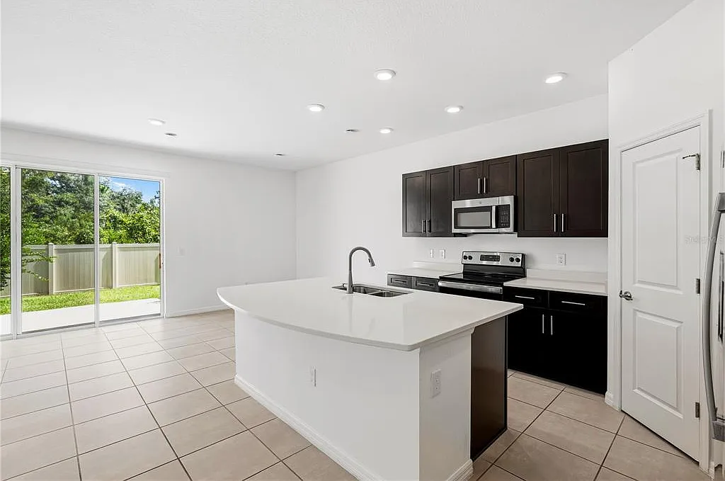 3 bed, 2.5 bath, 1663 sqft, $2,000 — Photo 2