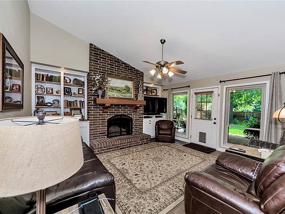4th image of 1207 Matagorda Dr