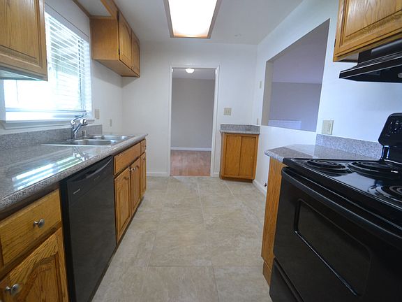 3rd image of 813 Rollingwood Dr