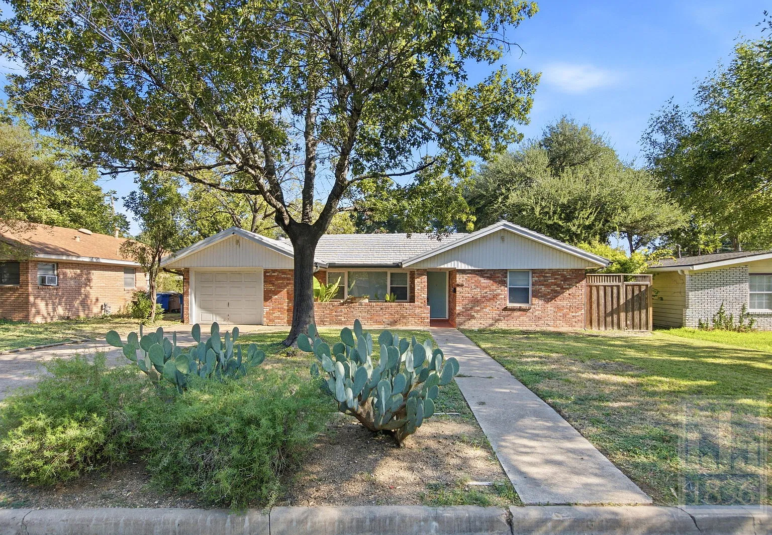 3 bed, 1.0 bath, 1257 sqft, $2,000 — Photo 1