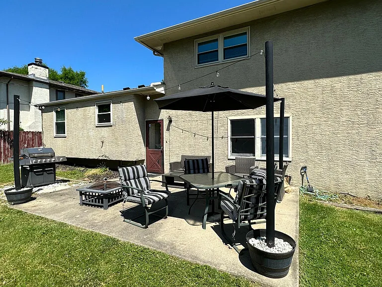 6925 Ardelle Dr — Photo 2