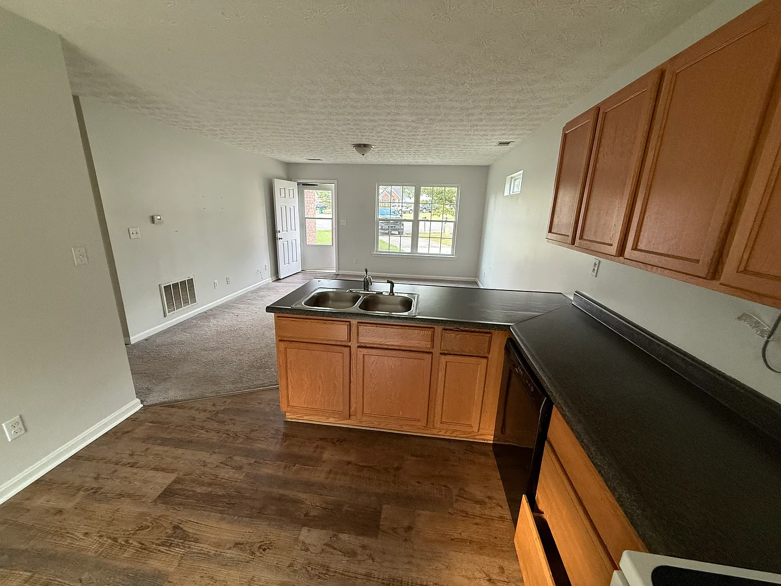 3 bed, 1125 sqft, $1,650 — Photo 3