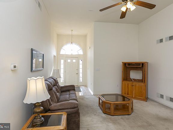 4th image of 55 Radcliff Ln