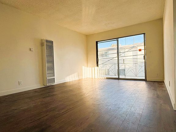 2nd image of 414 S Saint Andrews Pl #10