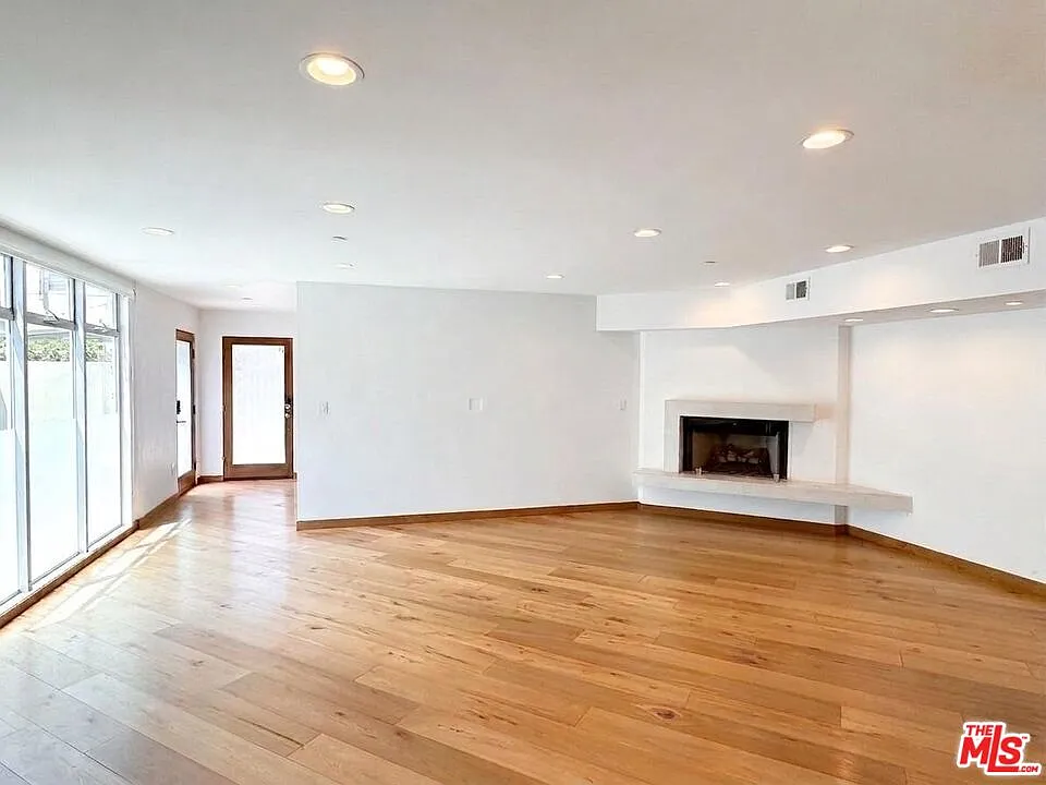 3 bed, 3.0 bath, 2480 sqft, $11,500 — Photo 2