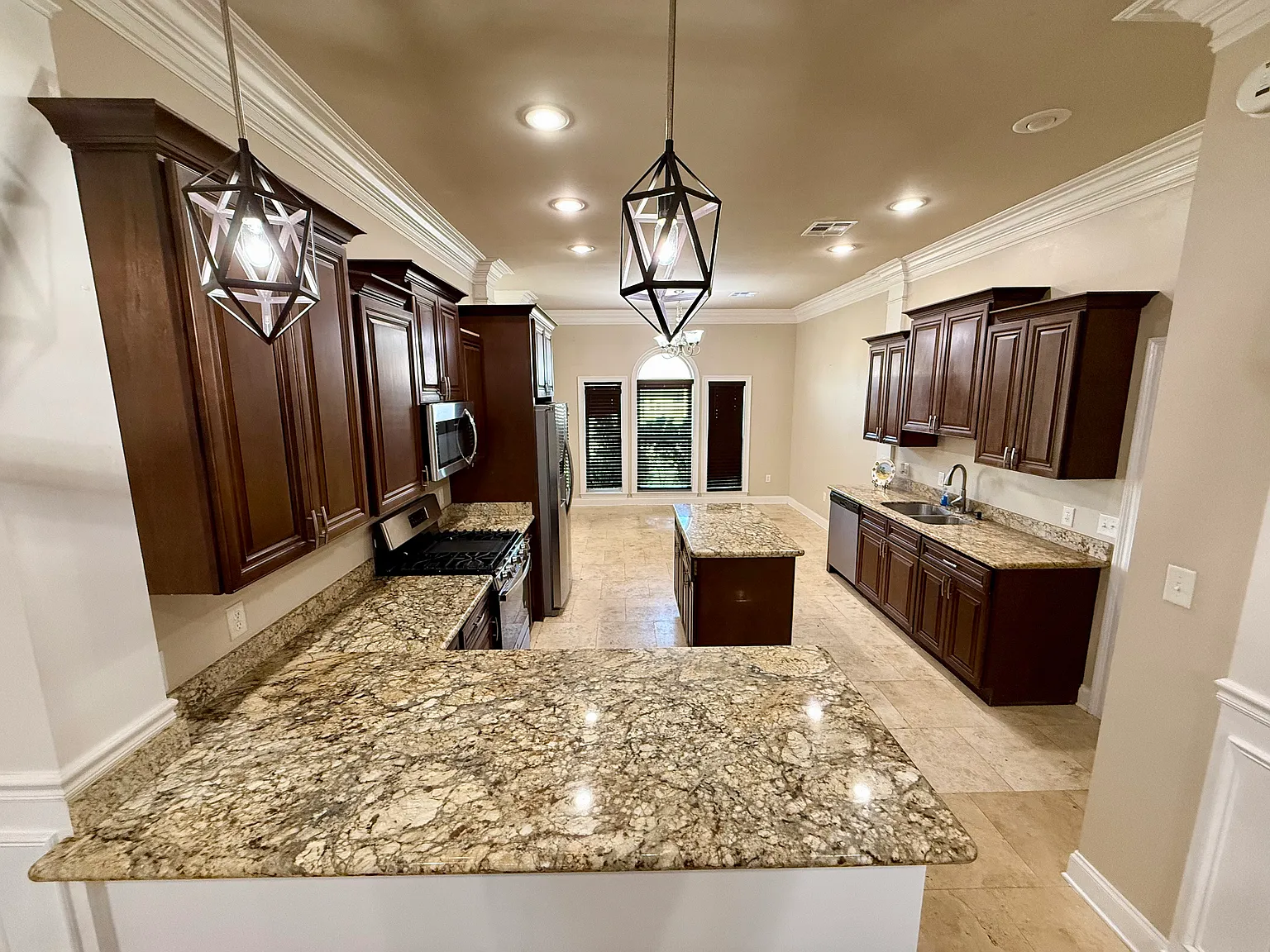 5 bed, 2100 sqft, $2,400 — Photo 4