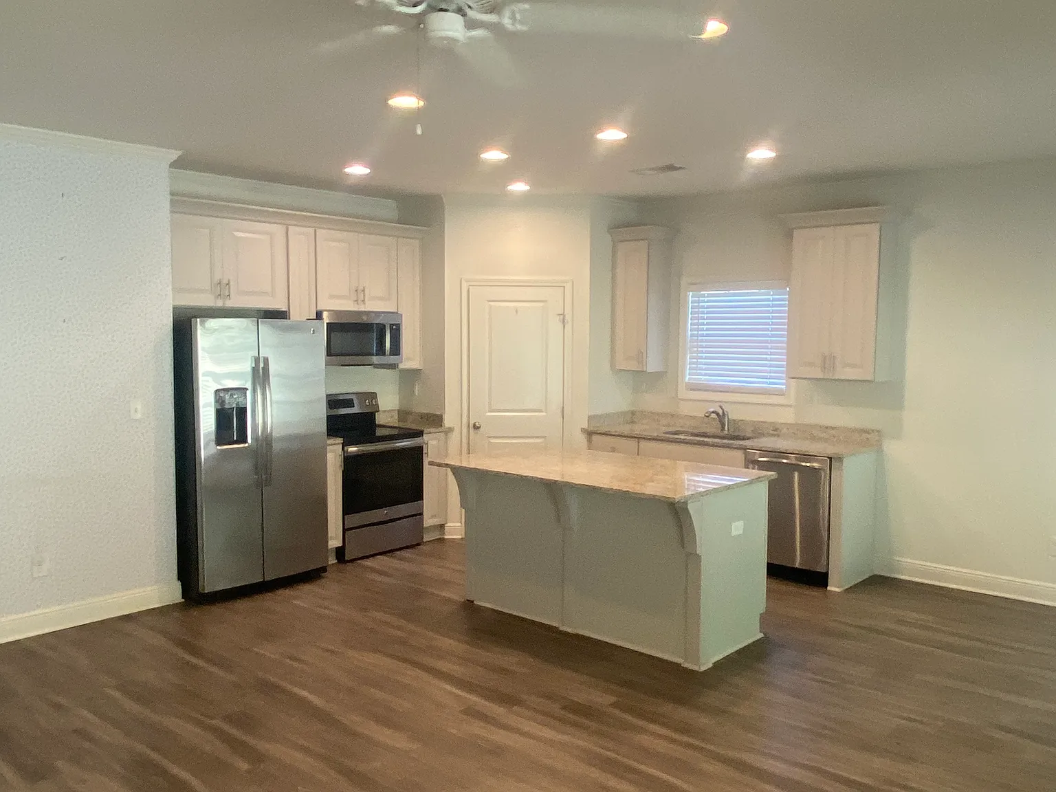 3 bed, 1409 sqft, $1,750 — Photo 2