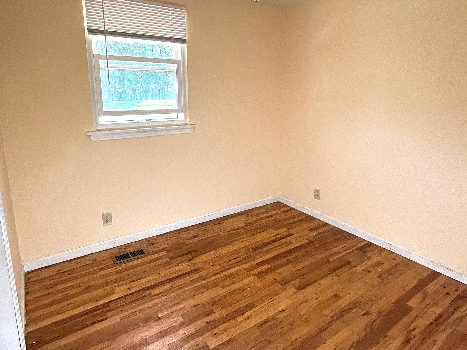 464 E Thompkins Ln — Photo 4