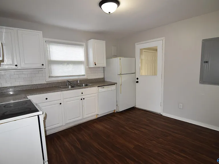 411 Ewing Dr — Photo 3